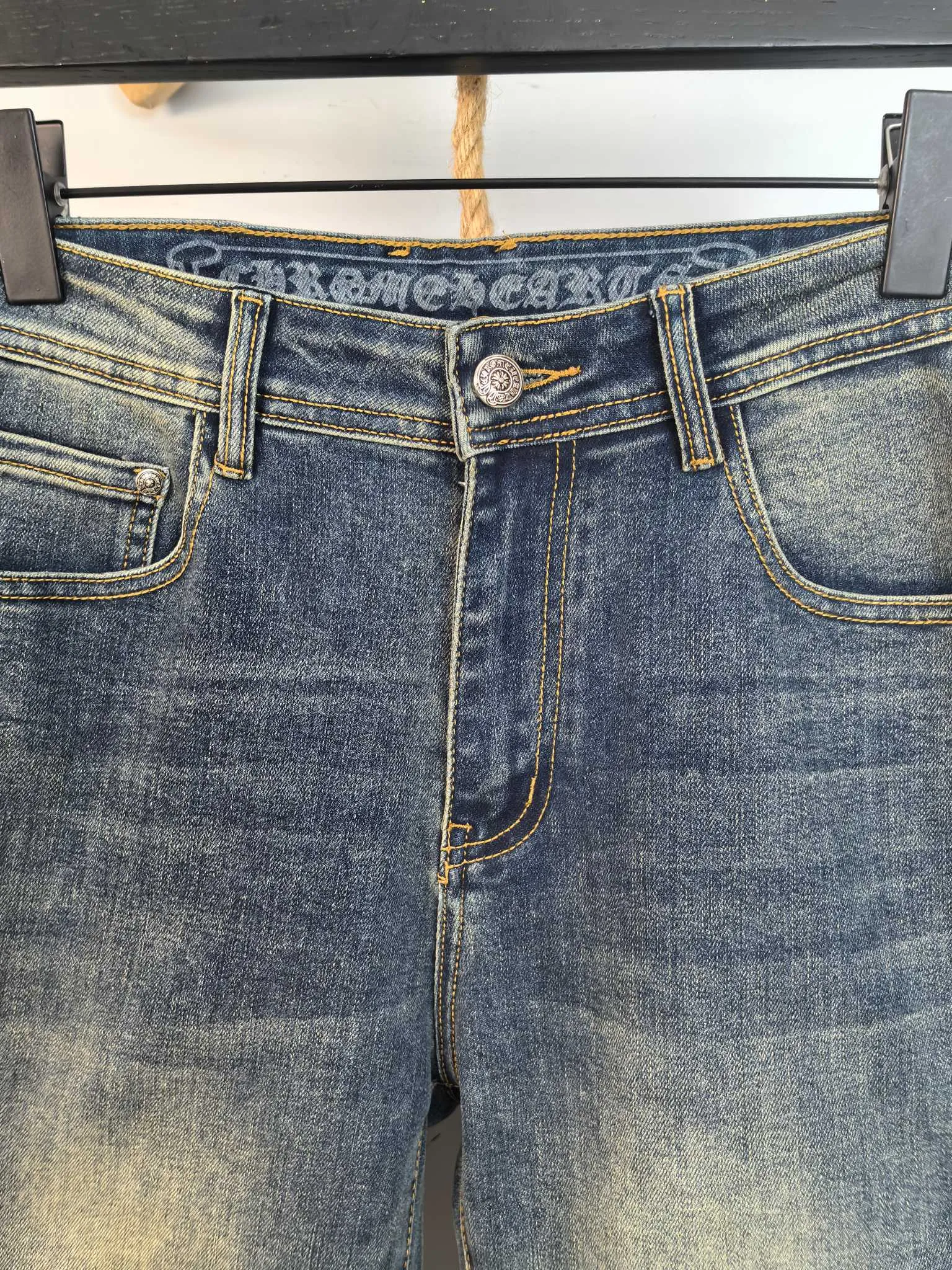P440 Chrome Hearts men's fashionable large hem jeans, official album and poster wear style!  High-grade imported denim raw-color fabrics are supplied to customers. We specially select pure 13oz denim fabrics from Okayama, Japan. They are washed with heavy-duty environmentally friendly plant enzymes. The texture has a light retro color and is quite beautiful, which is very suitable for the autumn and winter colors. After washing, the fabric is soft and delicate, but has a strong sense of bones and a slight stretch, which provides an excellent comfortable experience. There is no damage from any technical elements throughout the body, retaining the purest tannin color! The details throughout the body are perfect, exquisite and elegant. The latest leather label on the waist highlights the brand's characteristics. The hardware accessories, leather label and wiring all reflect the craftsmanship! The silhouette is perfectly tailored and has excellent butt lift and slimming effect. It can be easily matched with any top in the wardrobe. It has wide compatibility and is suitable for various daily wear. The upper body is full of shape. It is a must-have trousers for those who are obsessed with quality control and 1V! Size: 29-38 No 35 37